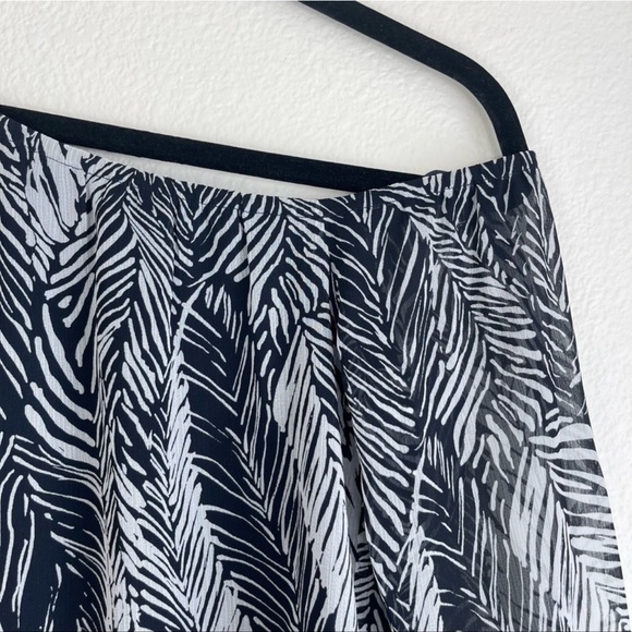 Club Monaco One-Shoulder Blouse Flare Cuffs
Palm printed size XS - Picture 8 of 16